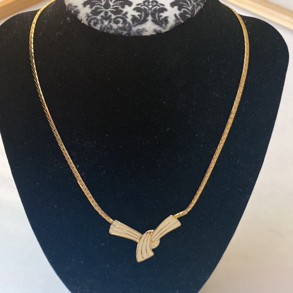 Vintage Trifari Enamel Bow Gold Tone Necklace Choker
